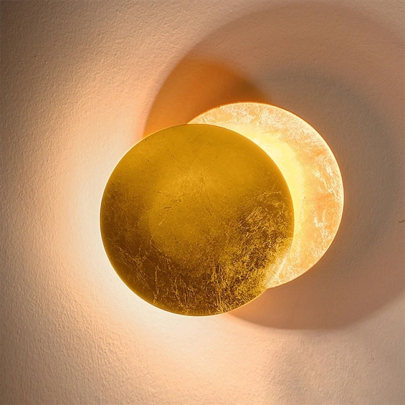 Wylla Applique Murale Ronde Scandinave. Métal. Rouge/Or/Bronze. Salon - Neutralighting