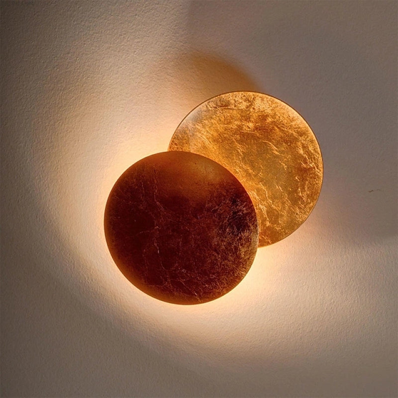 Wylla Applique Murale Ronde Scandinave. Métal. Rouge/Or/Bronze. Salon - Neutralighting