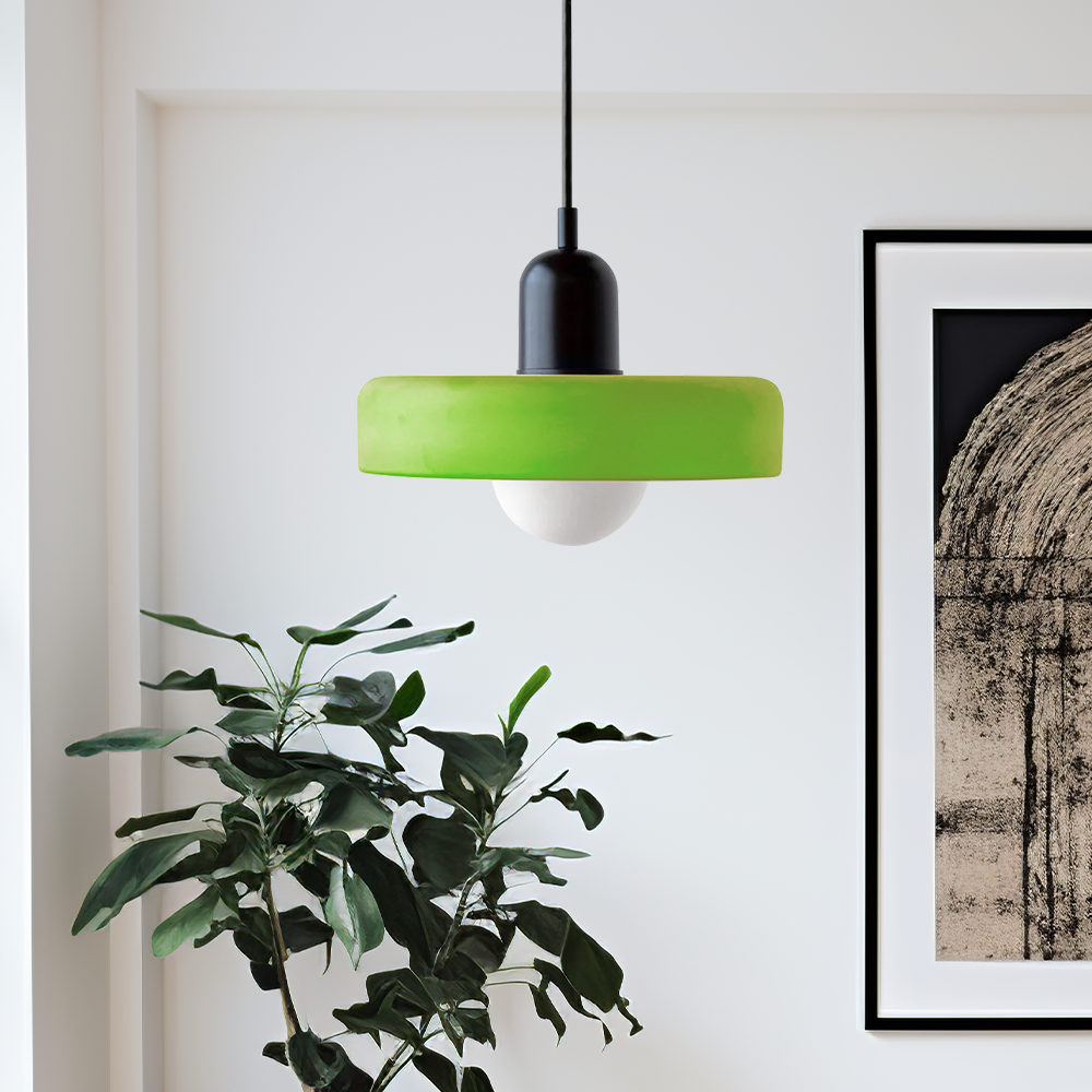Suspension En Verre Coloré Style Bauhaus Pour Ambiance Contemporaine