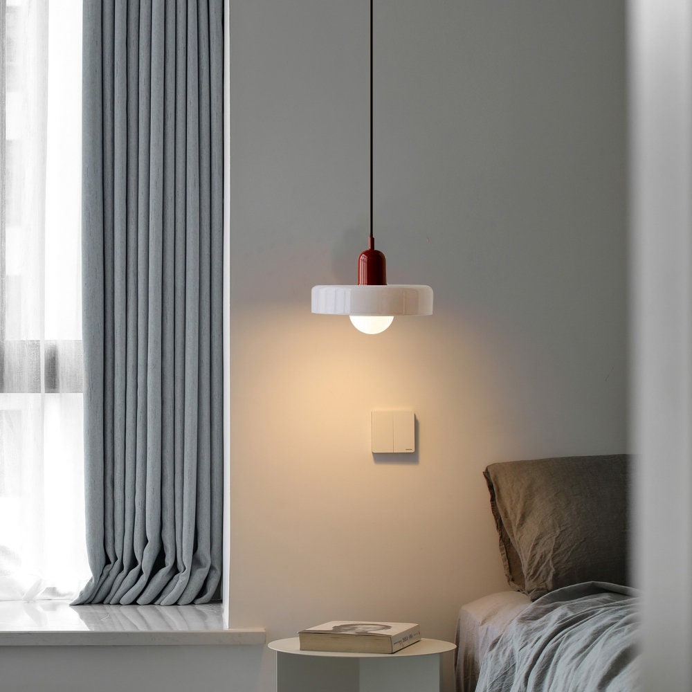 Suspension En Verre Coloré Style Bauhaus Pour Ambiance Contemporaine