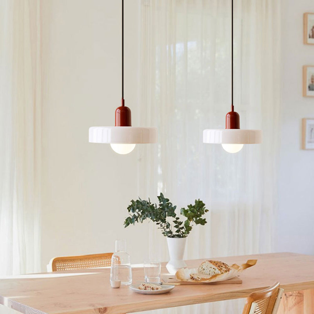 Suspension En Verre Coloré Style Bauhaus Pour Ambiance Contemporaine