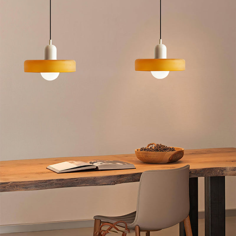 Suspension En Verre Coloré Style Bauhaus Pour Ambiance Contemporaine