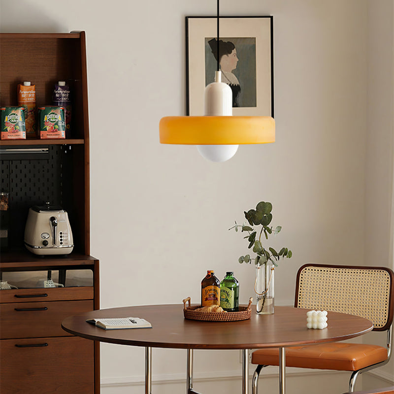 Suspension En Verre Coloré Style Bauhaus Pour Ambiance Contemporaine