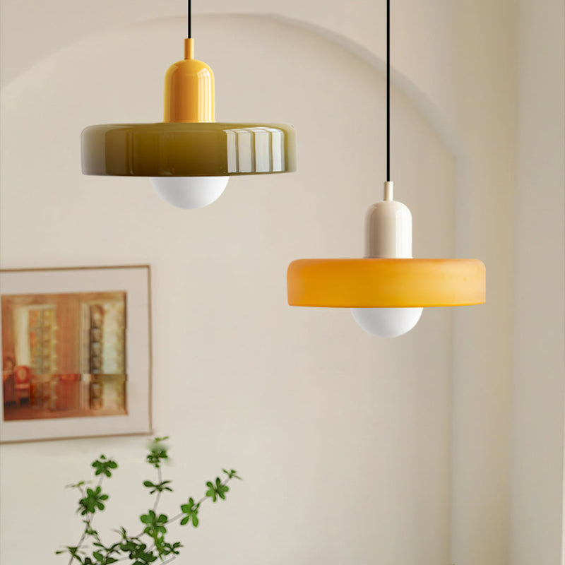 Suspension En Verre Coloré Style Bauhaus Pour Ambiance Contemporaine
