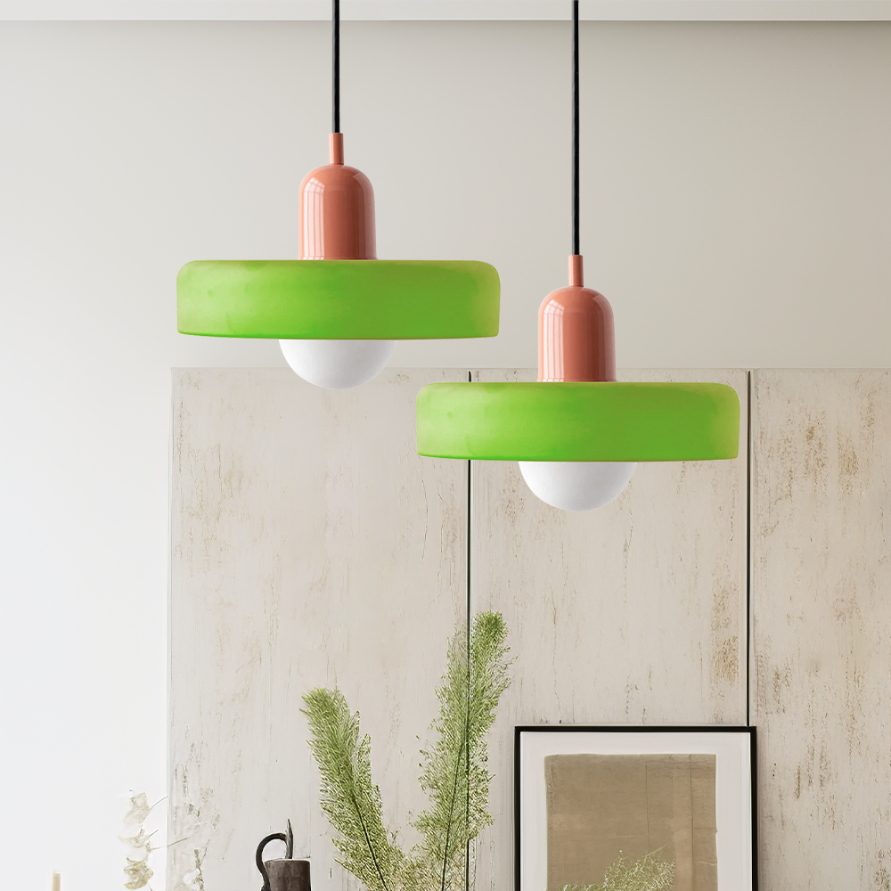 Suspension En Verre Coloré Style Bauhaus Pour Ambiance Contemporaine