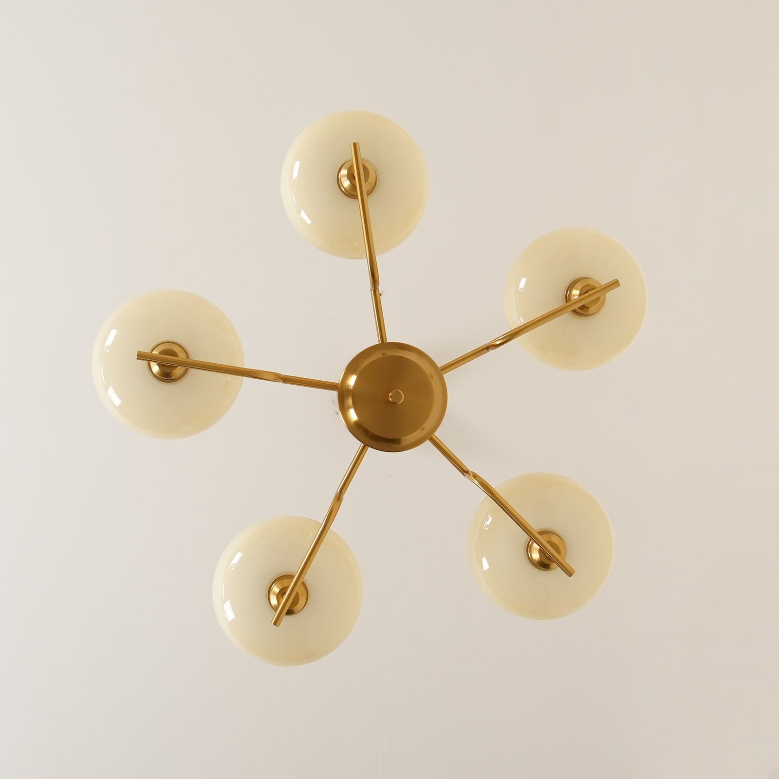 Lustra Suspension en Verre Globe Cadre en Laiton - Neutralighting