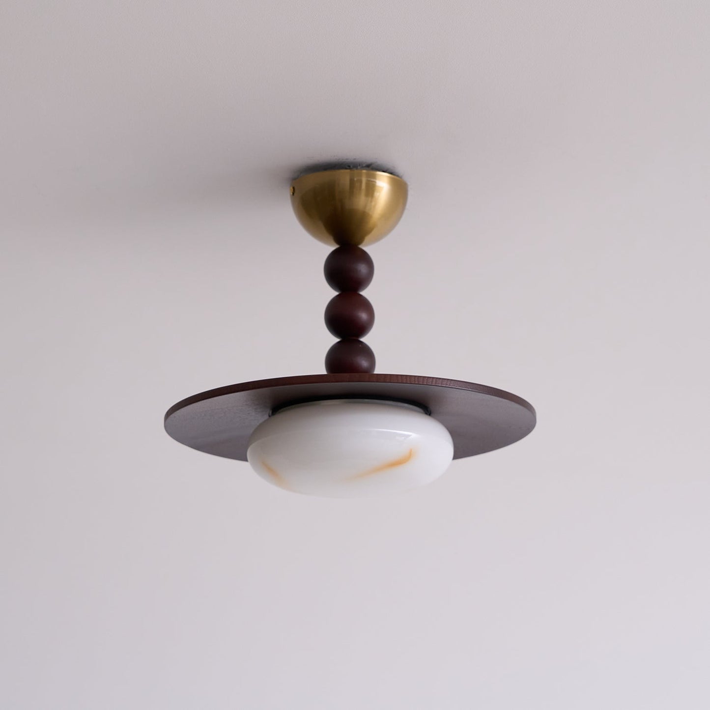 Yeste Plafonnier couleur noyer et imitation albâtre blanche - Neutralighting