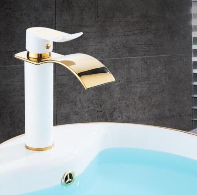 Robinet de lavabo contemporain en laiton à effet cascade, mitigeur de salle de bains à poignée unique