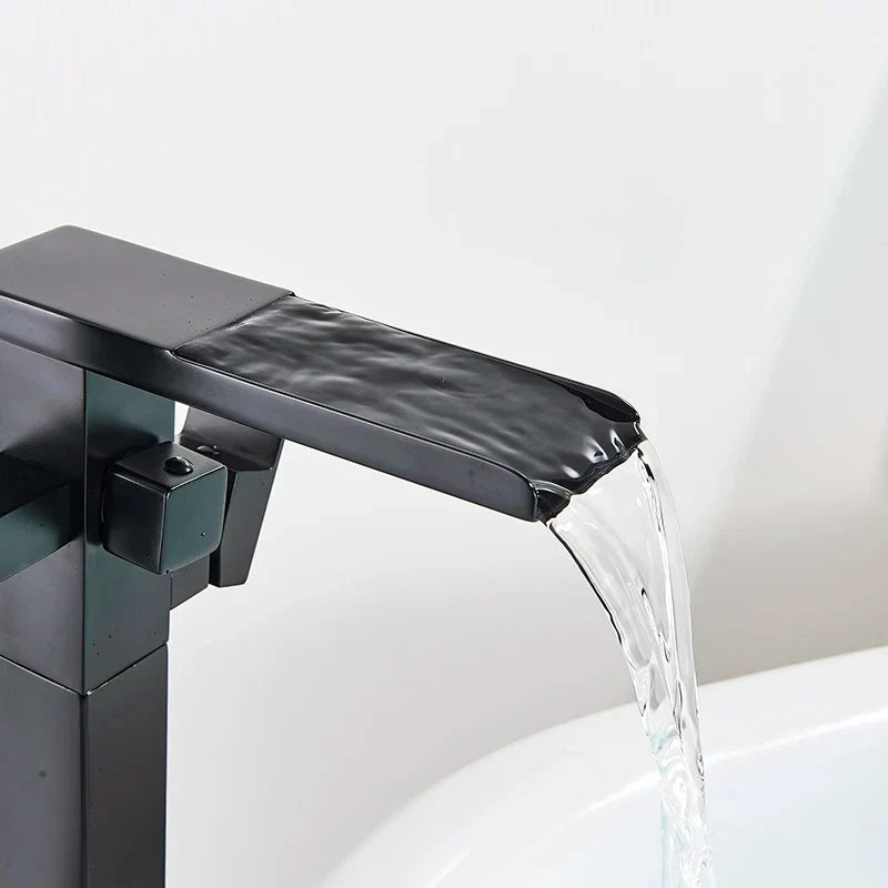 Robinet de baignoire îlot en laiton avec cascade et douchette à deux fonctions