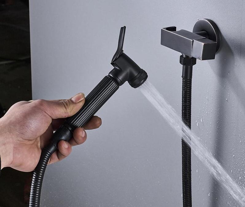 Ensemble durable de douchette pour bidet murale en laiton poli à poignée unique